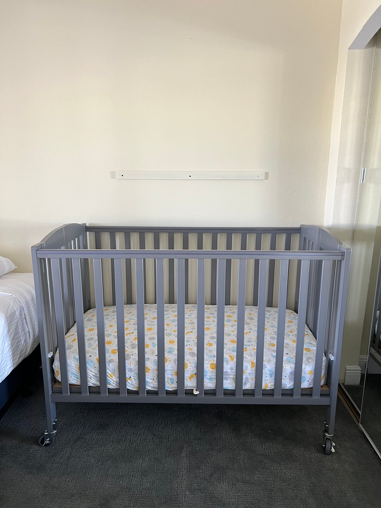 Full Size Crib with Sheet