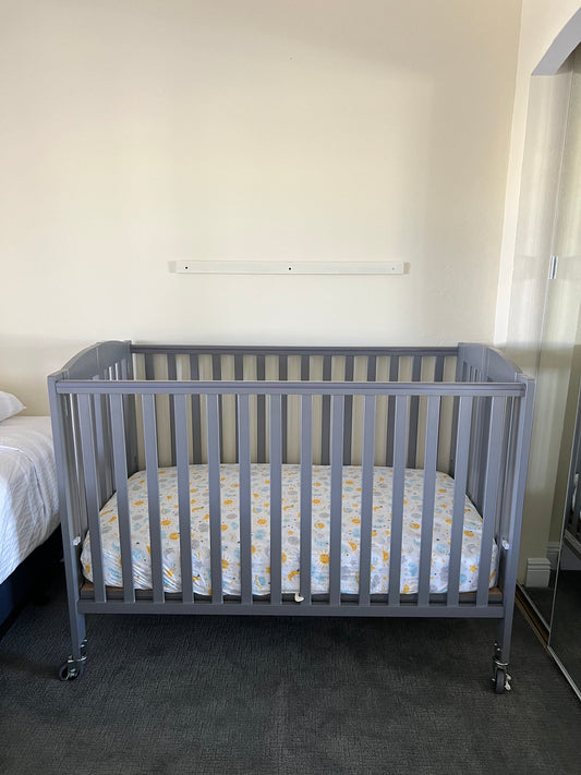 Full Size Crib with Sheet
